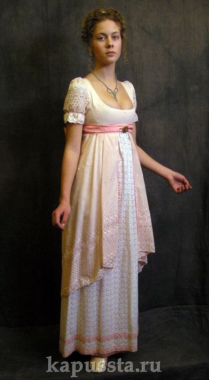 Платье бледно- розовое